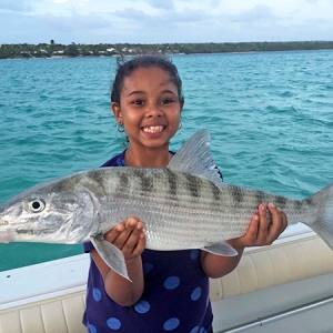 Avec un lancer léger et une imitation de crevette, Ily Louchez, 10 ans, a capturé ce gros bonefish et l’a « relâché après un bisou ! » 
