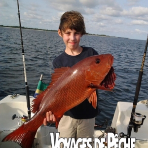 Luan, 10 ans, a capturé cette belle carpe rouge au lancer (30 lb) avec un stickbait Deep Stick 110. Peu après, il capturait un barracuda de 21,4 kilos à la taîne !