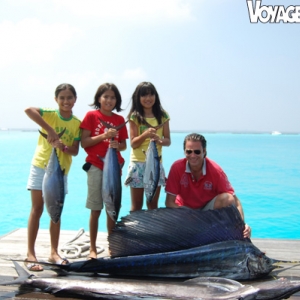 Profitant de vacances aux Maldives sur l’atoll de Noonu, Alexandre de Suyrot est allé faire un tour en mer et a capturé deux espadons voiliers sous les encouragements de ses filles !