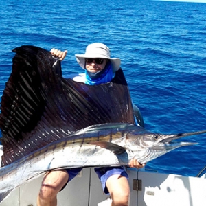 Denis Reinstadt a capturé son premier sailfish au Tsara Lodge dans les îles Radama avec le marin nommé Souf.