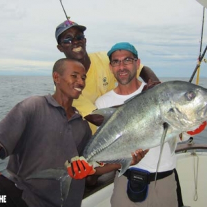 Sébastien Siccardi a pris sa première ignobilis (au stickbait) lors de son premier voyage de pêche. Cela se passait avec l’organisation Le Grand Bleu en avril 2013. Il pêchait ce jour là en compagnie des marins Moussa et Angelo qu’il tenait à remercier.