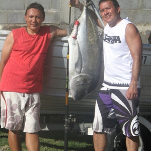 Atger Derryl vit en Polynésie Française et est un inconditionnel de la pêche à la ligne et sous-marine. « Au large de Tahiti (côte ouest) nous avons pris une carangue à grosse tête (« Uruati ») de 30 kg avec une canne Ugly Stick et un popper Williamson. U