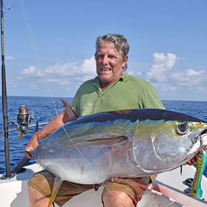 Superbe thon jaune pris au popper par Sylvain Ristori, « venu du Gabon jusqu'au Panama pour pêcher les chasses de thons » a précisé le guide Olivier Charpentier.