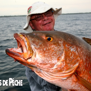 Pierre Piotrovski a capturé au lancer cette grosse carpe rouge lors d’un séjour à Pedasi chez Pascal Artieda, poisson extirpé de justesse des cailloux !