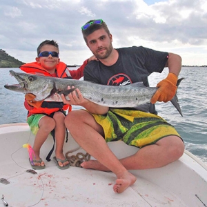 Emiliano Konig et son papa ont capturé avec un leurre Williamson Wahoo Catcher ce joli barracuda lors d’une sortie dans le lagon avec un skiff de location.